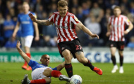 Cầu thủ Sunderland bị CĐV đối thủ hành hung ngay khi đang thi đấu