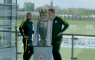 CHOÁNG! Aguero và De Bruyne khiến chiếc cúp Premier League vỡ nát