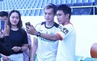 Dàn sao HAGL bị fans vây kín sau buổi tập ở Hòa Xuân