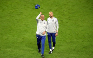 Biến ở Chelsea: Học trò xô xát, HLV Sarri phát điên ném mũ rời sân tập
