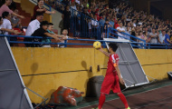 Hoạt động tặng bóng cho NHM tại V-League bị 'chấn chỉnh'
