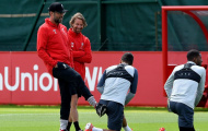 Trở về Anh quốc chuẩn bị đại chiến, đây là hành động khó tin của Klopp với học trò