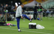 Rõ lý do HLV Sarri nổi giận, ném mũ rời sân tập Chelsea