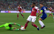 'Cậu ấy không đốn ngã Lacazette với đôi tay'