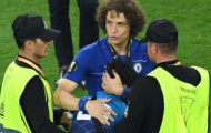 David Luiz bảo vệ 'fan cuồng' trước các nhân viên an ninh