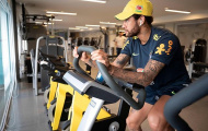 Neymar rầu rĩ ngồi nhìn đồng đội tập luyện