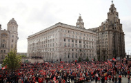 Trèo cột điện, leo nóc ô tô, CĐV Liverpool tranh nhau xem 'cúp về làng'