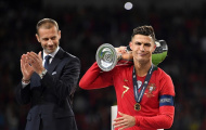 Biểu cảm khó đỡ của Ronaldo khi nâng cúp bạc