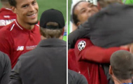 CĐV phát cuồng với pha ăn mừng đặc biệt giữa Van Dijk và Klopp