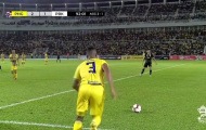 Cựu tiền vệ EPL gây choáng với bàn thắng từ giữa sân ở giải Malaysia!