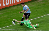 Chết cười! Suarez đòi penalty vì thủ môn... dùng tay