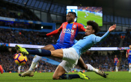 Chỉ một người qua mặt Wan-Bissaka 2 lần, và đó là ác mộng của Van Dijk