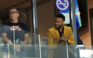 Neymar tươi cười nhìn Brazil đánh bại đội bóng của Messi
