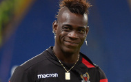 SỐC: Chứng nào tật nấy, Balotelli lại giở thói 'chơi ngông'
