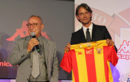 Huyền thoại AC Milan rạng ngời trong ngày ra mắt đội bóng mới