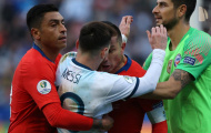 NÓNG! Lộ hình ảnh mới nhất, Messi cà khịa Medel và đáng nhận thẻ đỏ?