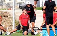 Kieran Trippier bị 'đánh hội đồng' ngay ở buổi tập đầu tiên cùng Atletico