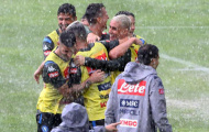 Sao Napoli hóa 'trẻ con', hồn nhiên tắm mưa đá bóng