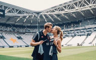 Chốt xong số áo, De Ligt ôm hôn bạn gái xinh đẹp đắm đuối