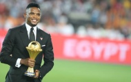 Huyền thoại Cameroon ăn mặc bảnh bao 'dâng' cúp vô địch CAN cho Riyad Mahrez