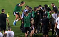 Fan cuồng đột nhập, Ronaldo có hành động lạ với nhân viên bảo vệ