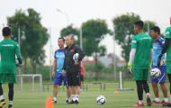 Thầy Park tiếp tục thị phạm U22 Việt Nam trên sân tập