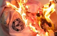 Điên rồ! Ed Woodward mua sắm như trò đùa, CĐV M.U tức giận đốt áo