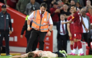 SỐC! Fan khỏa thân lại lao vào trận đấu Liverpool, Firmino cười khoái chí