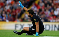 'Nhăn nhó' rời sân, Alisson bắn thông điệp quan trọng tới Liverpool
