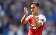 Không thể ra sân, Mesut Oezil vẫn 'đóng góp' cho Arsenal bằng cách khác