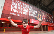 Khán đài Kop của Liverpool có slogan mới cực ý nghĩa
