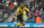 Nổ súng ầm ầm, Aubameyang đào sâu kỷ lục của Henry