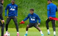 Angel Gomes như tí hon giữa những gã khổng lồ