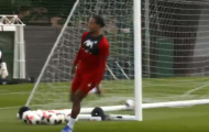 Sao Liverpool 'cà khịa' Arsenal trên sân tập