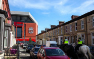 CĐV Liverpool tranh thủ lót dạ trước trận đánh lớn