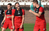 Ngự trị trên ngôi đầu, Liverpool đi tập như tấu hài