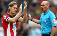 Không chỉ Man United, trọng tài Mike Dean cũng là nạn nhân của Vestergaard