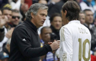 'Này Ozil, cậu là 1 tên hèn, sao cậu không khóc đi?'