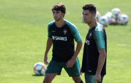 CHOÁNG! Ronaldo làm điều không thể tin nổi với đàn em tuyển Bồ Đào Nha