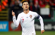 Fan cuồng quỳ lạy trong ngày Ronaldo lập kỷ lục