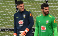 CĐV Liverpool: 'Đừng so sánh họ; Alisson hơn cậu ấy cả dặm'