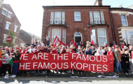 Liverpool khuyến cáo CĐV 'không để lộ thân phận' ở Napoli, tránh nguy hiểm