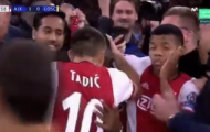 Đội trưởng Ajax tát thẳng vào mặt đồng đội vì quá sung sướng