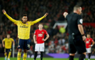Man Utd & Arsenal diễn tấu hài tại 'Nhà hát', trọng tài cũng hóa trò hề