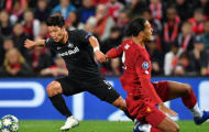 Van Dijk 'té chổng vó' sau khi bị qua mặt
