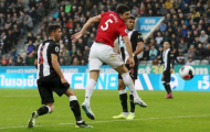 CHOÁNG! Chỉ 1 khoảnh khắc, Maguire tự tay vứt hàng công Man Utd vào sọt rác