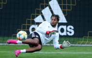 Vừa lập 'poker' Champions League, Gnabry đã hóa thân thành thủ môn