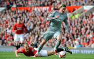 CĐV Liverpool tức điên vì Vidic 'cố lơ' 1 người
