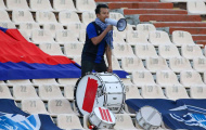 CĐV Campuchia một mình đứng cổ vũ nguyên trận dù đội nhà thua 14-0