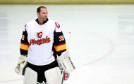 Petr Cech tỏa sáng trong ngày ra mắt môn hockey